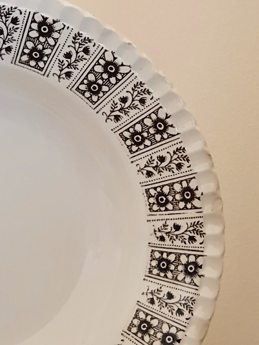 picture of side details from Digioin french vintage plate with black  and small flowers decor at the rim, 'BERENICE' series