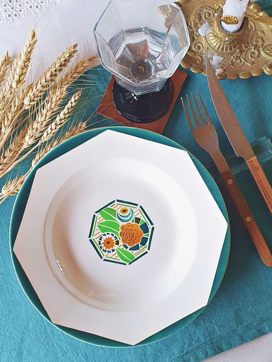 picture of a french vintage green deep plate , 'oxford' series from Digoin-Sarreguemines with a black wine glass on the deep green colour kitchen cloth