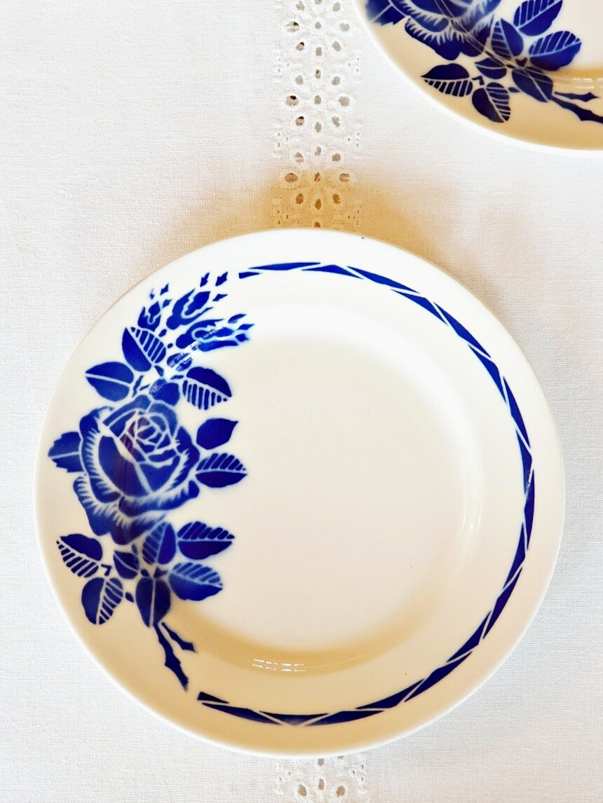 picture of details of the edge of blue dessert plate from Badonviller, 'Nicole' series on the white napper 