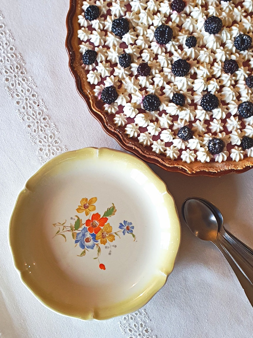 picture of a vintage yellow dessert plate from Saint-Amand with blackberries tart and spoons