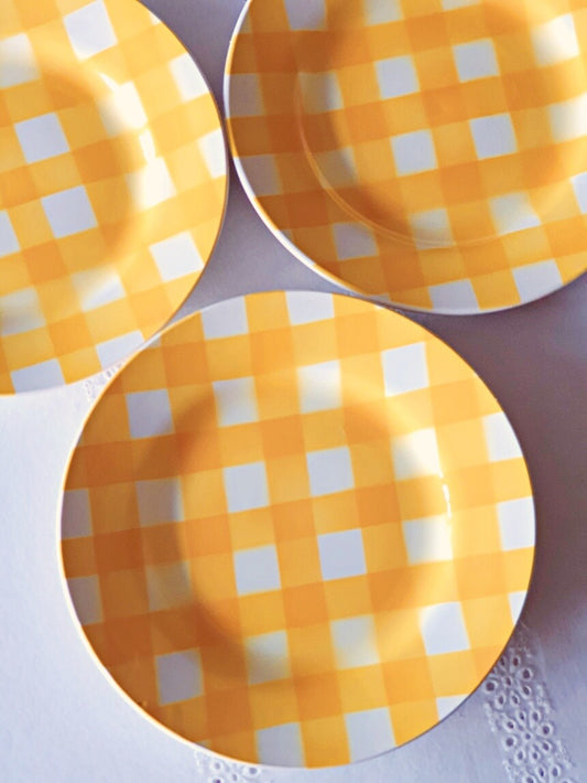 picture of yellow check vintage dinner plates from DIgoin-Sarreguemines, 'ecossais' series