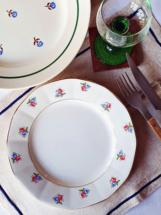 picture of vintage dinner plates with small flowers and main plate with Alsace wine glass