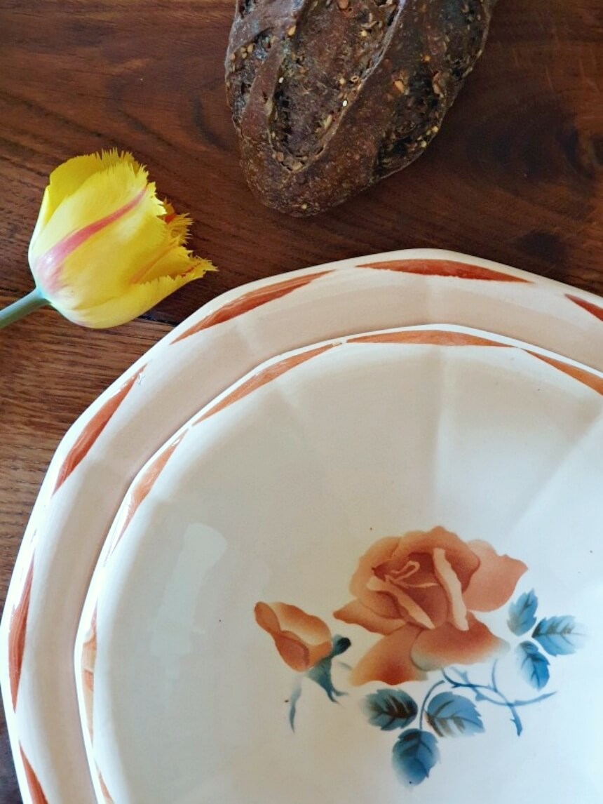 picture of a bread and a yellow tulip with two different size main dish from digoin sarreguemines